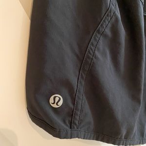 Like new black Lululemon black Tracker shorts sz 8